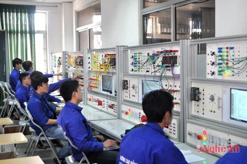Giờ thực hành lớp điện của học sinh trường Việt - Hàn