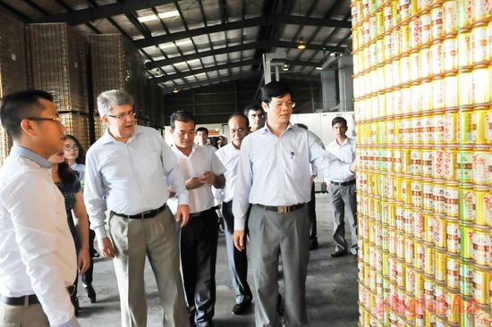 Đồng chí Lê Xuân Đại dẫn đoàn Đại sứ Nga thăm Nhà máy bia Hà Nội (KCN Nam Cấm). Ảnh: Sỹ minh
