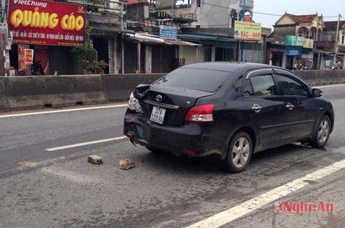 Chiếc ô tô bị hỏng đèn xi nhan vỡ phía sau