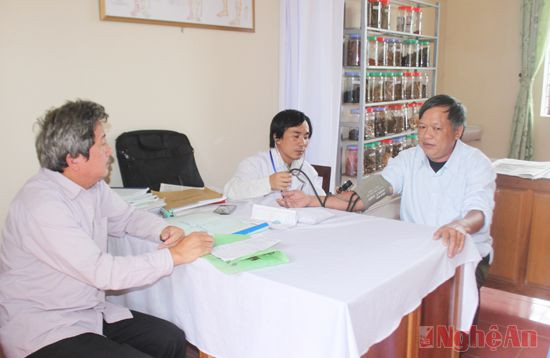 Khám bệnh cho nhân dân tại trạm y tế xã Khánh Sơn.