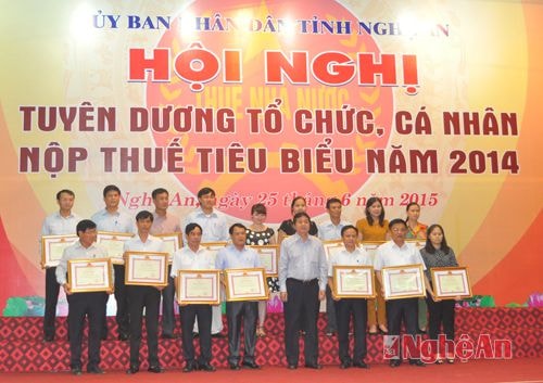 Các đơn vị, cá nhân nộp thuế tiêu biểu đón nhận Bằng khen của Bộ Tài chính