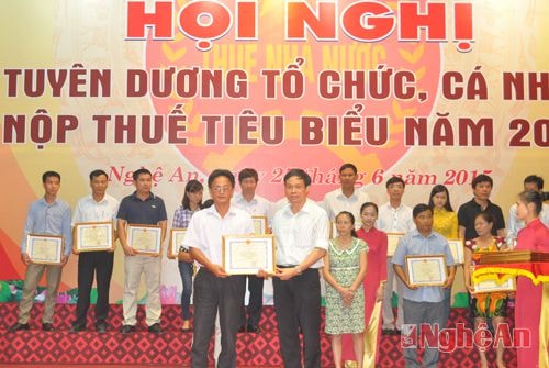 Công ty CP Quỳnh Giang đón nhận Giấy khen của Tổng cục thuế