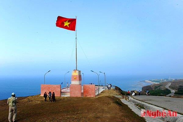 Cột cờ chủ quyền Tổ Quốc trên đảo Lý Sơn