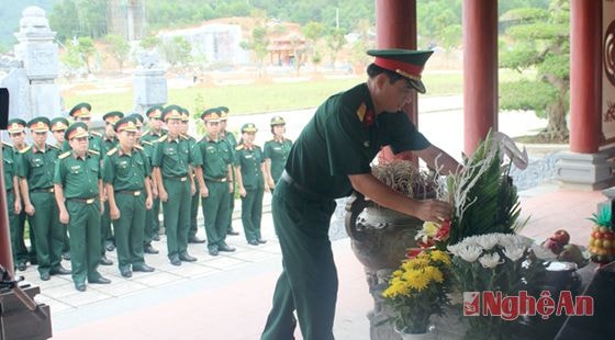 Cán bộ, chiến sĩ BCH Quân sự tỉnh dâng hương tưởng niệm các anh hùng liệt sĩ.