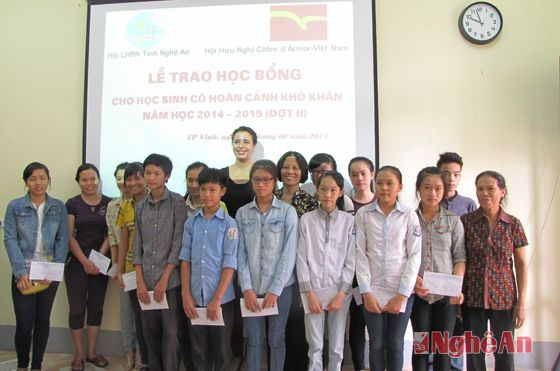 hội Hữu nghị Côtes d` Armor-Việt Nam tổ chức trao học bổng cho 16 học sinh có hoàn cảnh khó khăn 