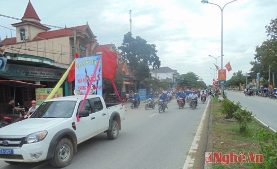 Các lực lượng tham gia diễu hành, cổ động, kêu gọi người dân hưởng ứng Ngày toàn dân phòng chống ma túy.