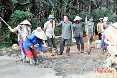 Đồng Chí Trương Đình Thống(đứng giữa), nguyên Bi thu, Chu tịch UBND xã Nghĩa Long chỉ đạo làm GTNT- Ảnh Hữu Nghĩa