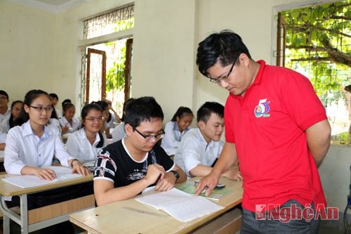 Sẽ có rất nhiều khó khăn nhưng việc chủ động ôn tập đã giúp cho thầy và trò lớp 12 thêm tự tin