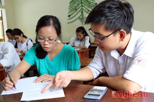 Cô giáo Nguyễn Thị Thanh và học sinh lớp 12 T do cô chủ nhiệm. Nhiều năm nay đây là giáo viên có nhiều thành tích nhất của trường THPT Anh Sơn 1 và hầu như năm nào lớp do cô giáo Thanh chủ nhiệm đều có học sinh đạt điểm cao trong các kỳ thi tuyển sinh vào Đại học, cao đẳng. Riêng năm học vừa rồi, lớp 12T, tỷ lệ học sinh giỏi đạt trên 85%