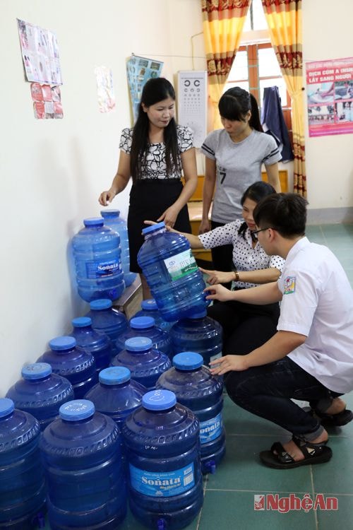 Chuẩn bị nước cho thí sinh