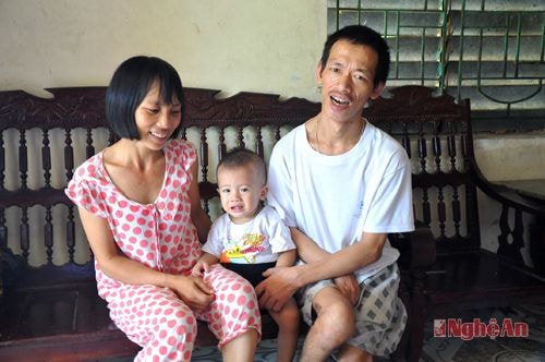Hạnh phúc của vợ chồng anh Trường khi có bé Nhân.