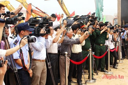 Đội ngũ phóng viên, hội viên báo chí Nghệ An tác nghiệp. Ảnh: Nguyên Sơn