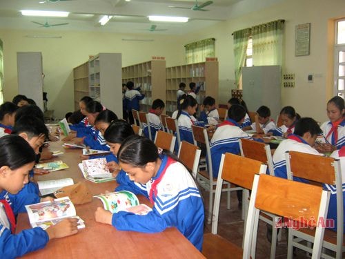 Giờ đọc sách tại thư viện Trường THCS Kim Liên.  Ảnh: Thanh Lê