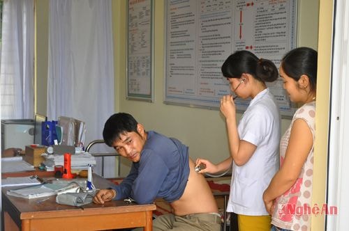 Khám sức khỏe tại Trạm Y tế xã Nghĩa Bình.