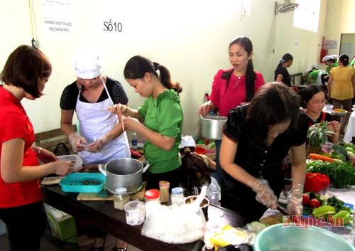 l Các gia đình cán bộ, nhân viên Trường ĐH Kinh tế Nghệ An trổ tài nấu nướng trong  “Ngày hội gia đình”.