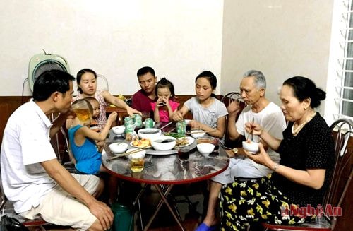 Bữa cơm ấm cúng của gia đình bà Nguyễn Thị Như Hoa (xóm 8, xã Hưng Chính, Hưng Nguyên).Ảnh: Đinh Nguyệt