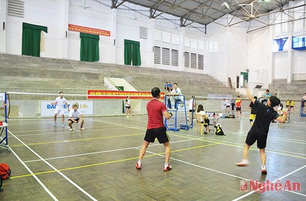 Trận đấu cầu lông nội dung đôi bố - con (bố trên 51 tuổi) giữa huyện Quỳnh Lưu (bên phải) và TX Cửa Lò