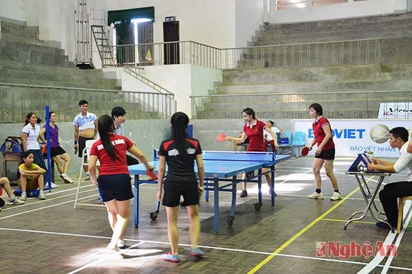 Trận đấu bóng bàn nội dung mẹ - con (mẹ 35-45 tuổi) giữa huyện Yên Thành và Thành phố Vinh