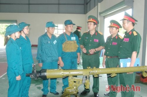 Đại tá Lương Văn Lai – Trưởng phòng Pháo binh Quân khu 4, Phó ban tổ chức Hội thi trao đổi kinh nghiệm với các thí sinh dự thi.