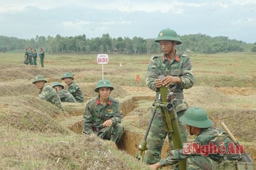 Các khẩu đội Cối 82 bộ đội chủ lực và dân quân tự vệ đua tài ở nội dung bắn đạn thật Cối 82.