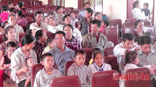 Rất nhiều bậc phụ huynh đưa con đến khám sàng lọc trong đợt này