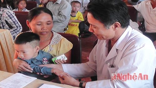  Các bác sỹ tận tình kiểm tra sức khỏe cho các cháu
