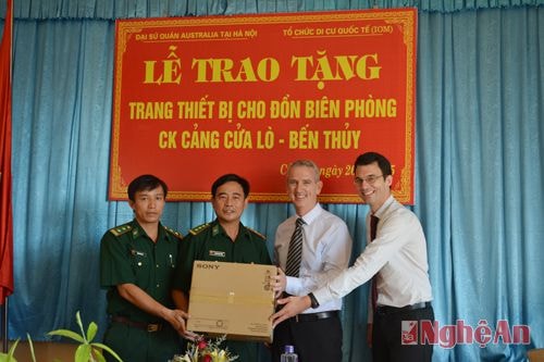 Đại diện trao quà cho đồn biên phòng cảng Cửa Lò - Bến Thủy