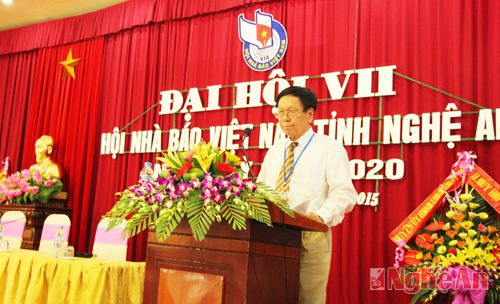 Đồng chí Nguyễn Quốc Hiếu, Phó Chủ tịch Thường trực Hội nhiệm kỳ 2010-2015 thông báo nội dung, chương trình đại hội
