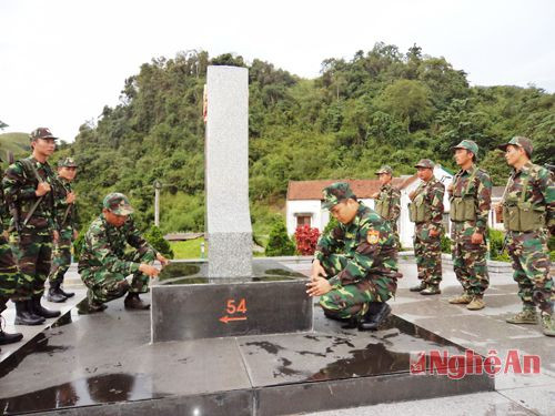 Đội trưởng 2 đội tuần tra kiểm tra tình trạng cột mốc biên giới Việt Nam - Lào