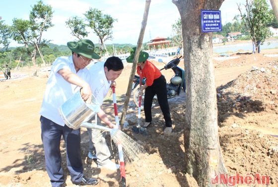 Lãnh dạo và CBCNVC trồng cây lưu niệm tại di tích