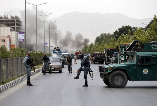 Khói bốc lên từ hiện trường vụ tấn công Tòa nhà Quốc hội Afghanistan hôm 22/6.  Ảnh: Reuters
