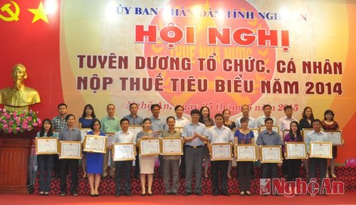 Lãnh đạo tỉnh trao tặng Bằng khen của UBND tỉnh cho đơn vị, cá nhân nộp thuế tiêu biểu