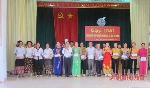  Trao quà cho các gia đình hạnh phúc tiêu biểu