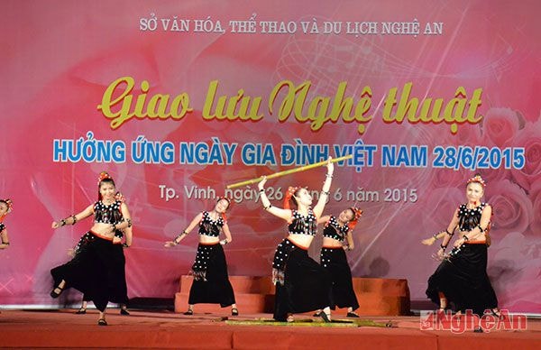 Tiết mục múa của tốp nữ với âm hưởng dân vũ Tây Nguyên