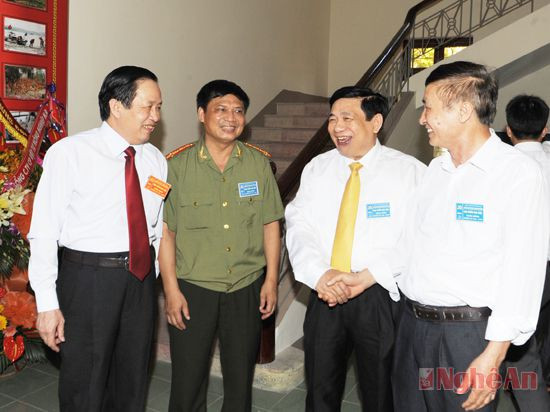Đồng chí Nguyễn Xuân Đường trao đổi với các đại biểu bên lề đại hội.Ảnh: Sỹ Minh