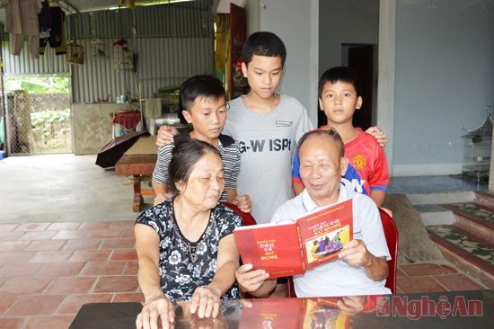 Khoảnh khắc đời thường của Thiếu tướng   Bùi Đức Tùng cùng vợ và các cháu.