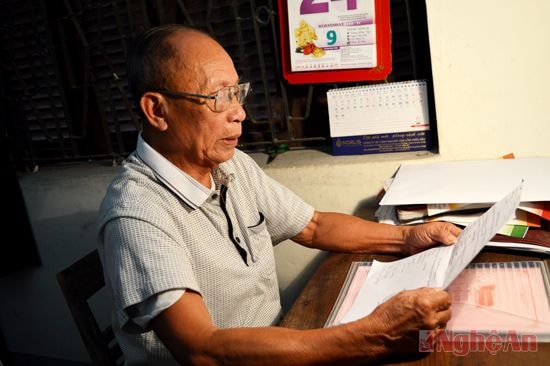 Thiếu tướng Bùi Đức Tùng đọc tài liệu giúp thân nhân liệt sỹ tìm kiếm hài cốt.