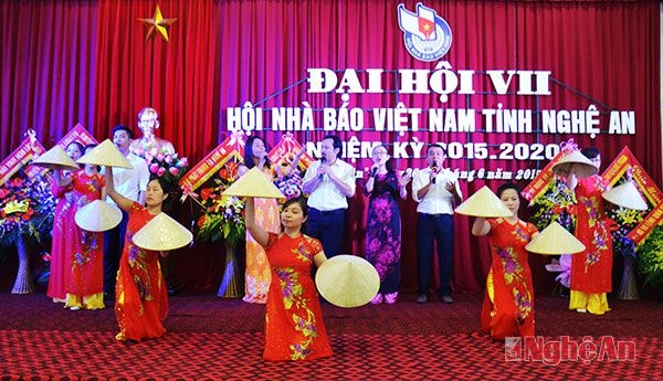 Tiết mục văn nghệ chào mừng Đại hội của chi hội Báo Nghệ An