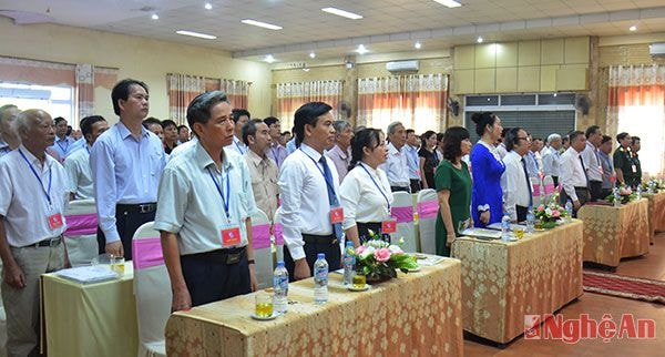 Các đại biểu thực hiện nghi thức chào cờ