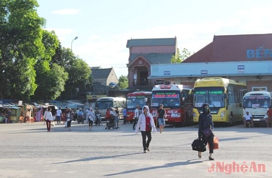 Thí sinh và người nhà ở các huyện về thành phố dự thi (Ảnh chụp chiều 26/6 tại Bến xe Vinh).