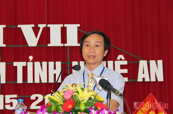 Đồng chí Trần Văn Hùng - Phó Tổng biên tập Báo Nghệ An trình bày tham luận, nhấn mạnh đến công tác đào tạo, bồi dưỡng, tạo cơ hội cho đội ngũ phóng viên trẻ của Báo Nghệ An