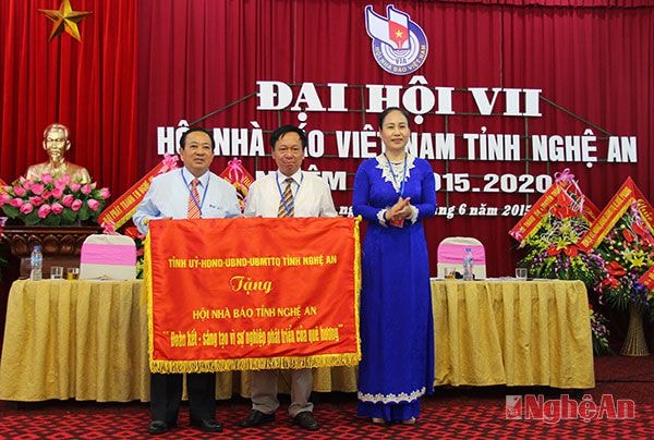 Đồng chí Đinh Thị Lệ Thanh tặng Hội Nhà báo tỉnh bức trướng của Tỉnh ủy, HĐND, UBND tỉnh
