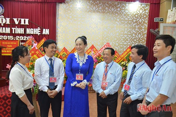 Các đại biểu thảo luận bên lề Đại hội