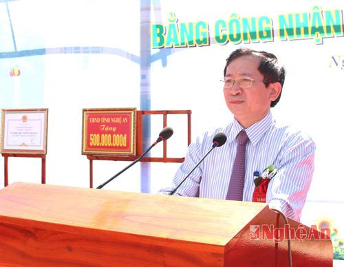 Đồng chí Đinh Viết Hồng phát biểu ghi nhận nỗ lực của toàn thể Đảng bộ và nhân dân xã