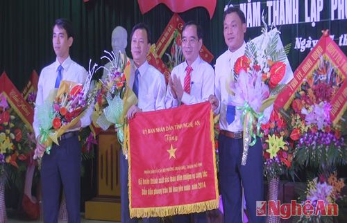 Thay mặt lãnh đạo tỉnh, đồng chí Hoàng Viết Đường - Phó Chủ tịch UBND tỉnh trao cờ thi đua cho phường Quán Bàu