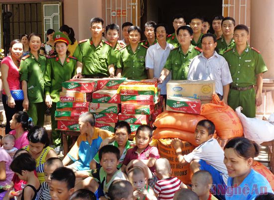 Tặng quà cho các trẻ em mồ côi, tàn tật tại Trung tâm  công tác xã hội Nghệ An ở xã Lưu Sơn, huyện Đô Lương.