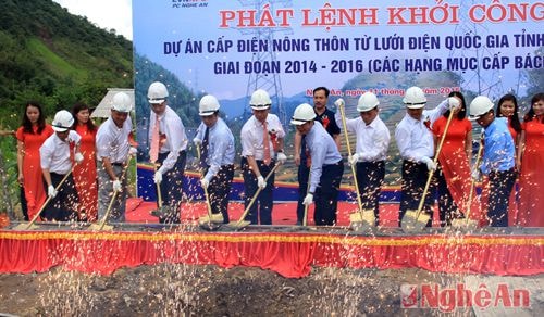 Các đại biểu phát lệnh khởi công dự án.