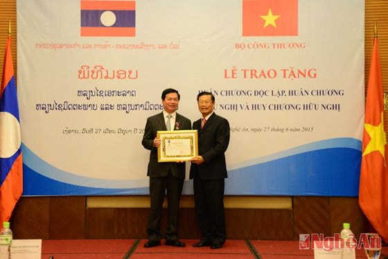 Phó Thủ tướng Lào trao huân chương cho Bộ trưởng Bộ Công thương Vũ Huy Hoàng