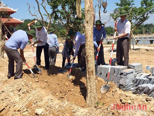  Lãnh đạo Thị xã Hoàng Mai trồng cây lưu niệm tại Khu di tích lịch sử Truông Bồn