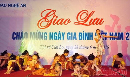 Mở đầu buổi giao lưu là các tiết mục văn nghệ đặc sắc do con, em cán bộ, phóng viên Báo Nghệ An biểu diễn.